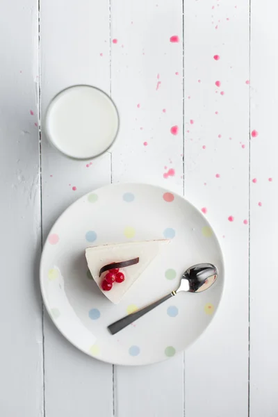 Witte cheesecake met rode bessen op een houten tafel. Stilleven — Stockfoto