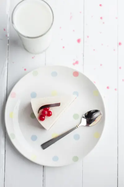 Weißer Käsekuchen mit roten Beeren auf einem Holztisch. Stillleben — Stockfoto