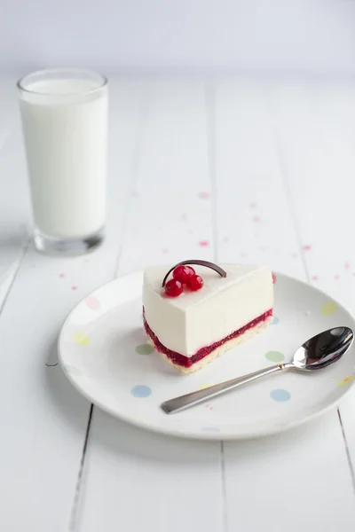 Белый чизкейк с красными ягодами на деревянном столе. Натюрморт — стоковое фото