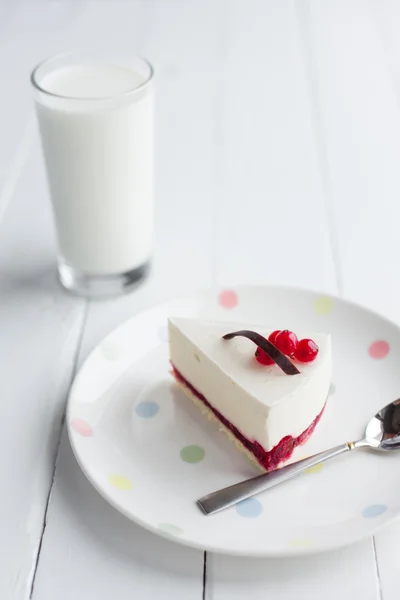 White cheesecake with red berries on a wooden table. Still life — Stock Photo, Image