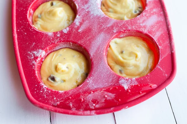 Cozinhar muffins de chocolate e baunilha na mesa — Fotografia de Stock