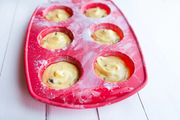 Cozinhar muffins de chocolate e baunilha na mesa — Fotografia de Stock