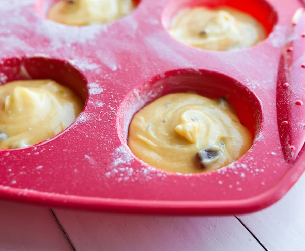 Koken chocolade en vanilla muffins op tafel — Stockfoto