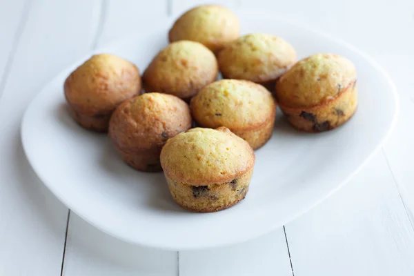Zelfgemaakte muffins in plaat op tafel — Stockfoto