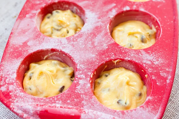 Cozinhar muffins de chocolate e baunilha na mesa — Fotografia de Stock