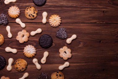 Ahşap masa üzerinde çeşitli tanımlama bilgileri