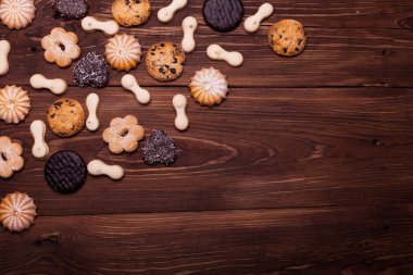 Ahşap masa üzerinde çeşitli tanımlama bilgileri