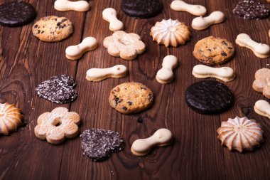 Ahşap masa üzerinde çeşitli tanımlama bilgileri