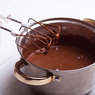 Çikolata şurubu masada mutfak aracından sızıntı