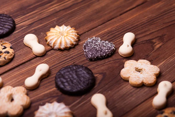 Verschillende cookies op de houten tafel — Stockfoto