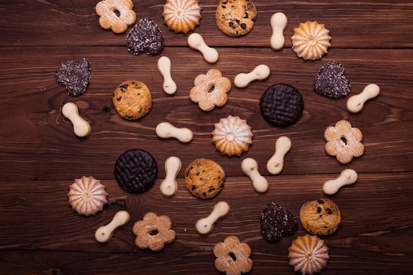 Verschillende cookies op de houten tafel — Stockfoto