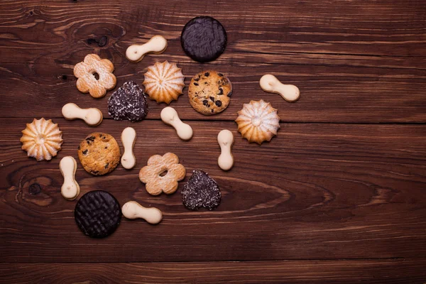 Verschillende cookies op de houten tafel — Stockfoto