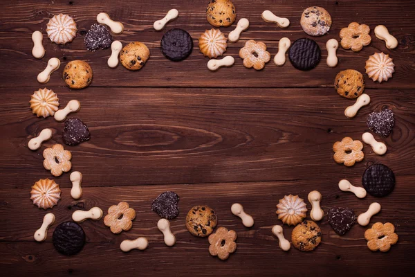 Verschillende cookies op de houten tafel — Stockfoto
