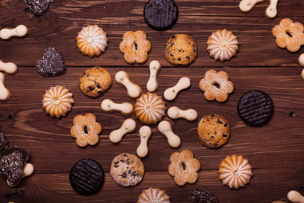 Verschillende cookies op de houten tafel — Stockfoto