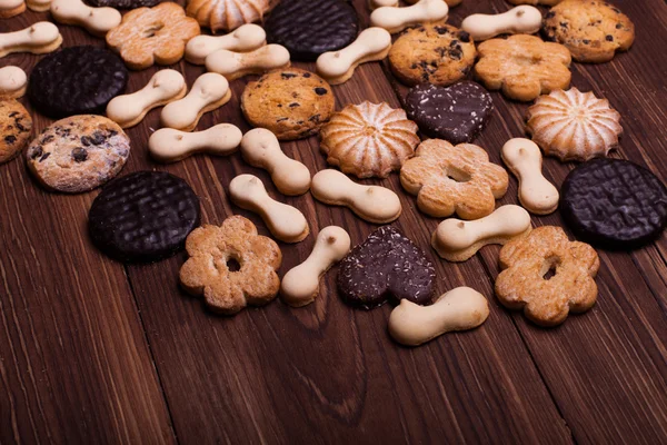 Verschillende cookies op de houten tafel — Stockfoto