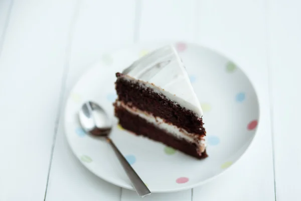 Schokoladenkuchen in weißem Teller auf Holztisch — Stockfoto