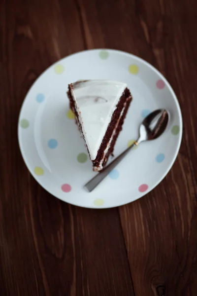 Gâteau au chocolat en assiette blanche sur table en bois — Photo