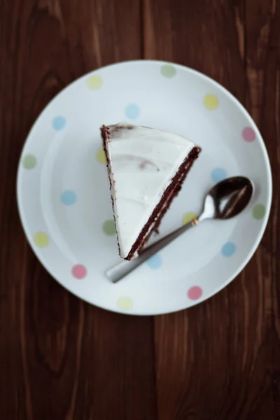 Schokoladenkuchen in weißem Teller auf Holztisch — Stockfoto