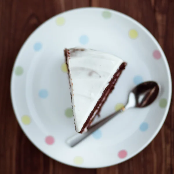 Gâteau au chocolat en assiette blanche sur table en bois — Photo