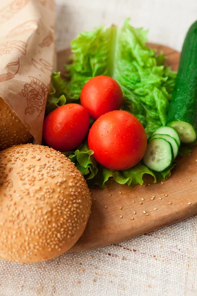 Hamburger ingredienser på bord — Stockfoto