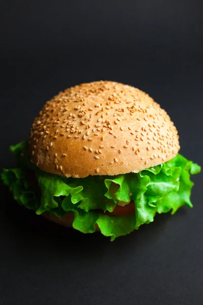 Hambúrguer caseiro com alface verde fresca, tomate e onio vermelho — Fotografia de Stock