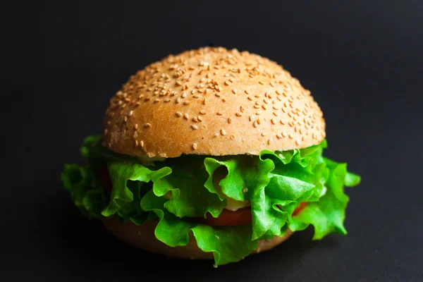 Taze yeşil marul, domates ve kırmızı onio ev yapımı hamburger