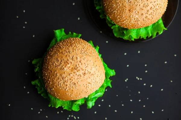Taze yeşil marul, domates ve kırmızı onio ev yapımı hamburger