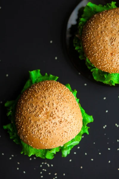 Hemlagad hamburgare med färsk grön sallat, tomat, röd onio — Stockfoto