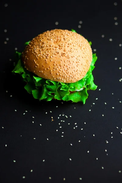 Hemlagad hamburgare med färsk grön sallat, tomat, röd onio — Stockfoto