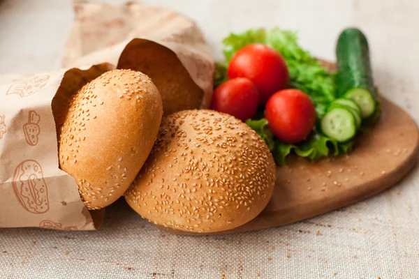 Hamburger ingredienser på bord — Stockfoto
