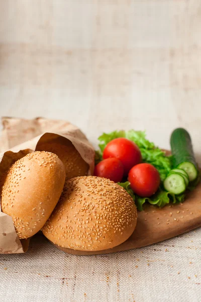 Hamburger ingredienser på bord — Stockfoto