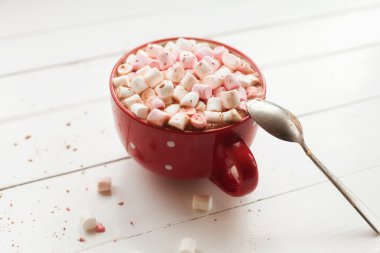 Sıcak çikolata şekerleme masada kırmızı Kupası