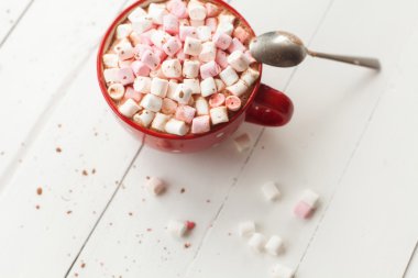 Sıcak çikolata şekerleme masada kırmızı Kupası