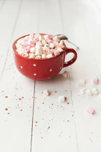 Chocolat chaud avec guimauves en tasse rouge sur la table — Photo