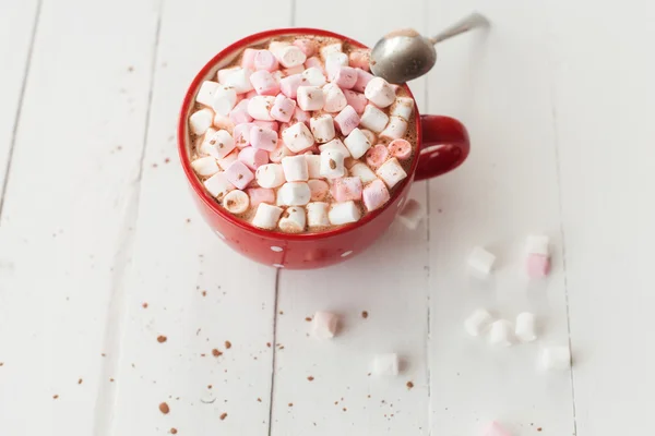 Cioccolata calda con marshmallow in tazza rossa sul tavolo — Foto Stock