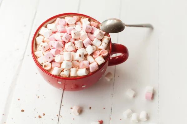 Hot chocolate with marshmallows in red cup on table — Stock Photo, Image