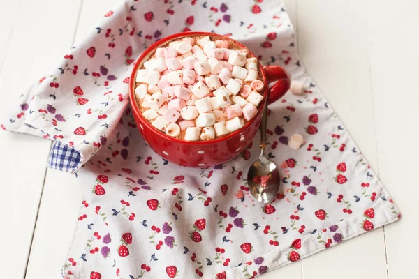 Горячий шоколад с зефиром в красной чашке на столе — стоковое фото