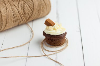 Iris ve badem ahşap masa üzerinde taze çikolatalı kek