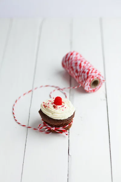 Verse chocolade muffin met boter koffie crème en verse berrie — Stockfoto
