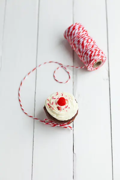 Zelfgemaakte cupcake met boter koffie crème en verse bessen op w — Stockfoto