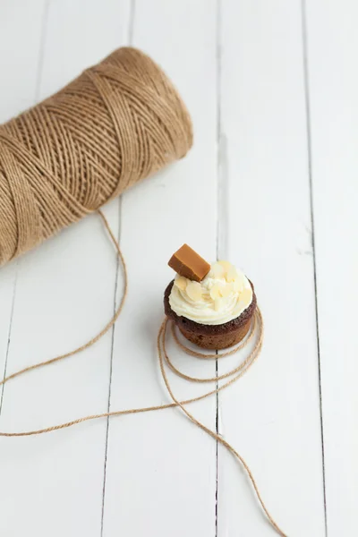 Muffin de chocolate decorado en mesa de madera — Foto de Stock