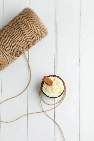 Chocolade cupcake met iris en amandelen op houten tabl ingericht — Stockfoto