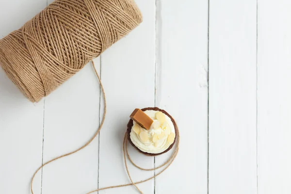 Cupcake met amandelen en iris op rustieke tafel — Stockfoto