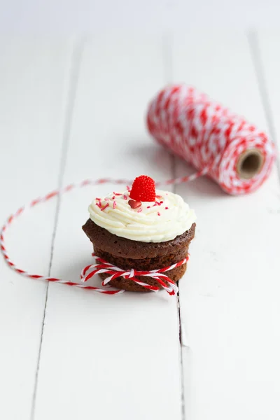 Chocolade muffin met boter koffie crème en verse bessen op w — Stockfoto