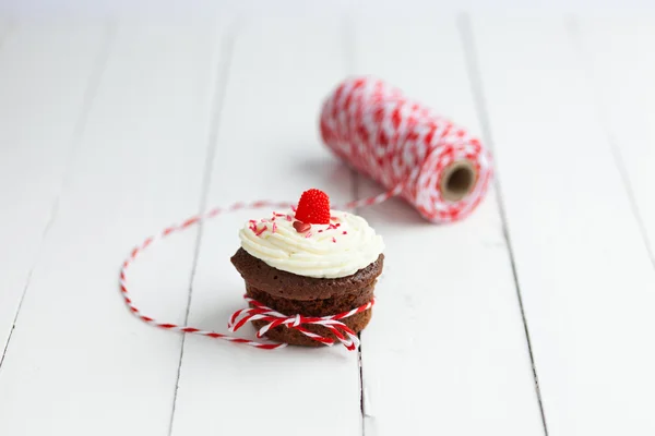 Chocolate cupcake with fresh berries on wooden table — Stock Photo, Image