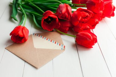 taze laleler ve ahşap masa arka plan üzerinde tebrik kartı