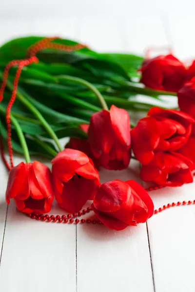 Букет червоних квітів на столі — стокове фото