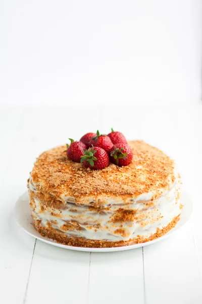 Полуничний торт на тарілці — стокове фото