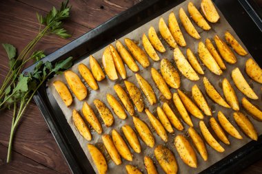 Plaka üzerinde kızarmış yemek