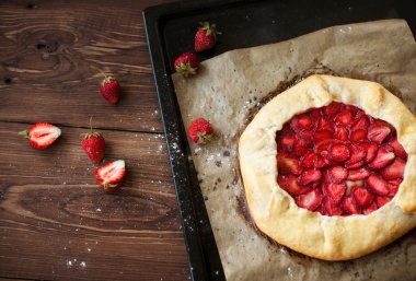 Ahşap masa üzerinde çilek ile ev yapımı bisküvi